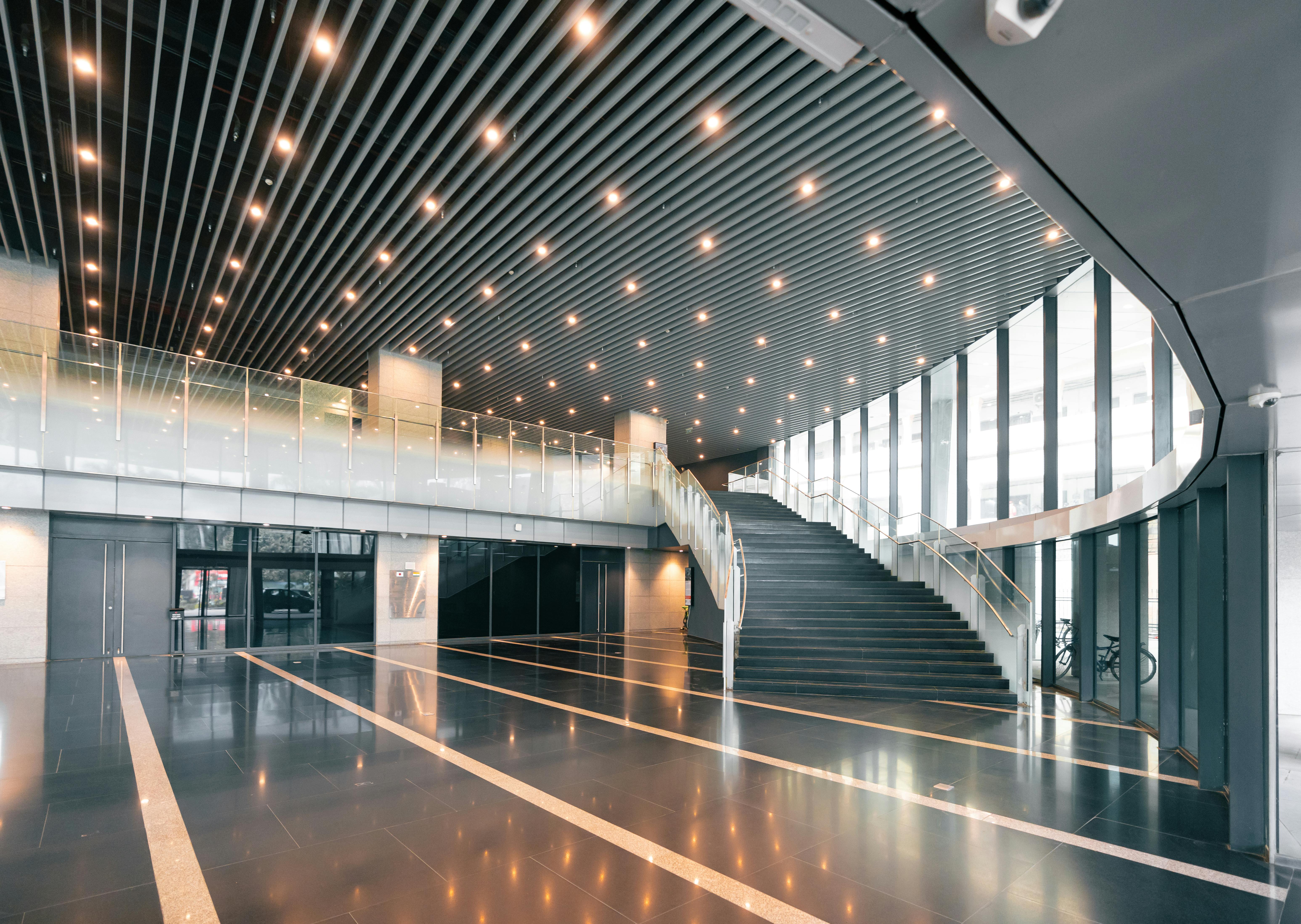 现代企业办公楼与开放办公区